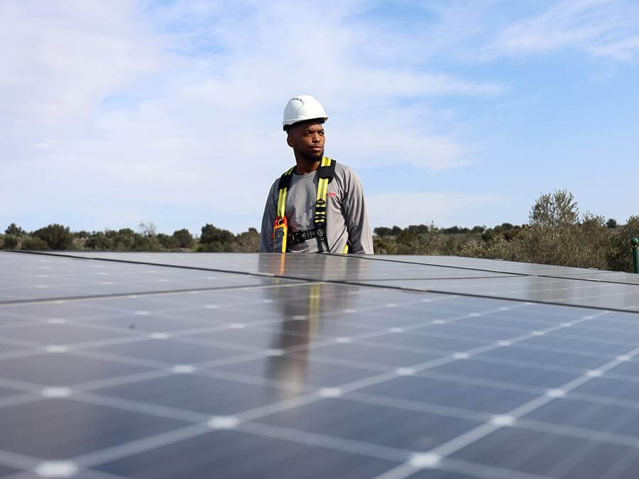 Solarteur bei PV-Anlage auf Industriedach