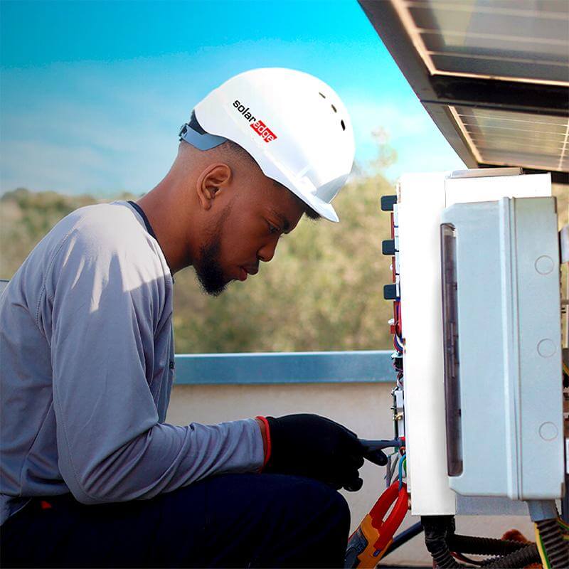 Ein Solarteur installiert einen SolarEdge Home Wechselrichter