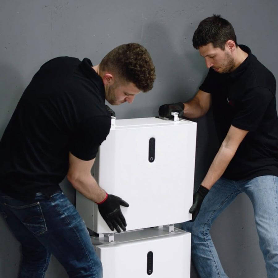 Zwei Männer installieren einen SolarEdge Home DC-Batteriespeicher